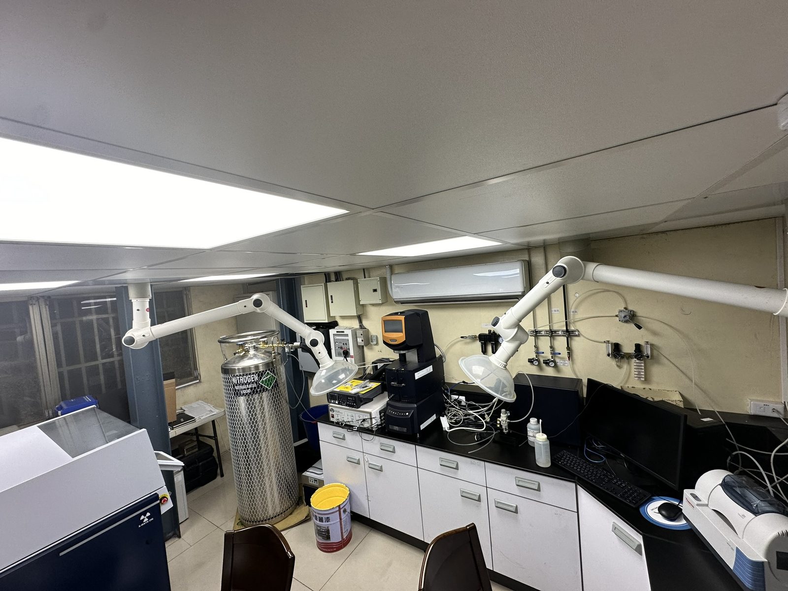 Sample preparation bench and fume extraction at CFI